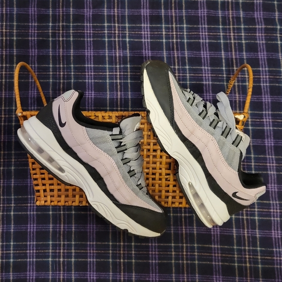 ❌️SOLD❌️ Girls Nike Air Max 95s Lilac, Grey, and Black Size 3 Youth - Picture 10 of 16